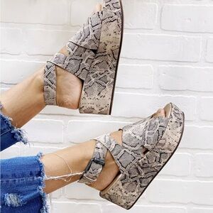 NIB - Matisse Runaway Platform Wedge Cream and Black Platform Sandals